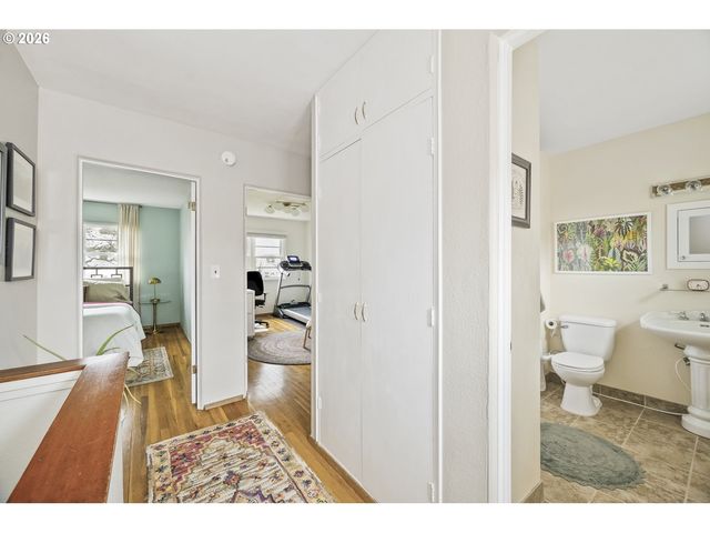 6923 Ne BROADWAY, Portland, OR 97213