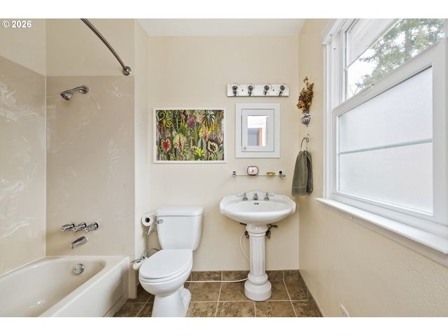 6923 Ne BROADWAY, Portland, OR 97213