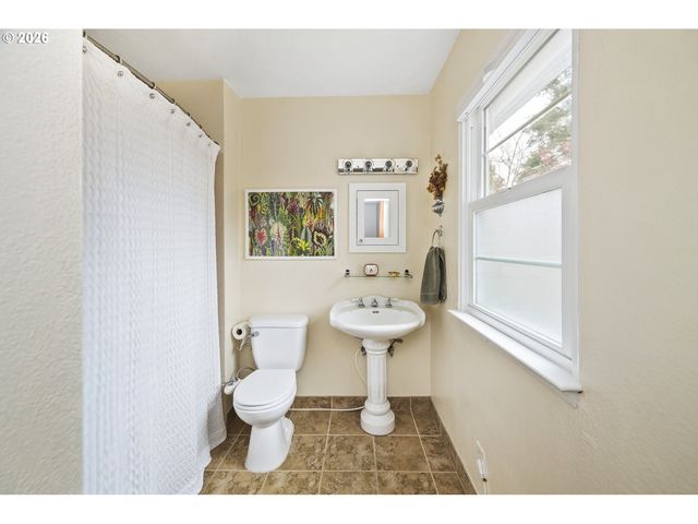 6923 Ne BROADWAY, Portland, OR 97213