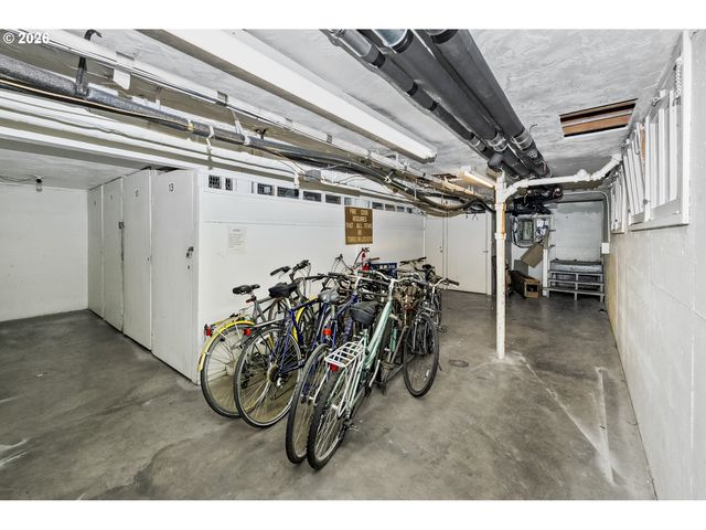 6923 Ne BROADWAY, Portland, OR 97213