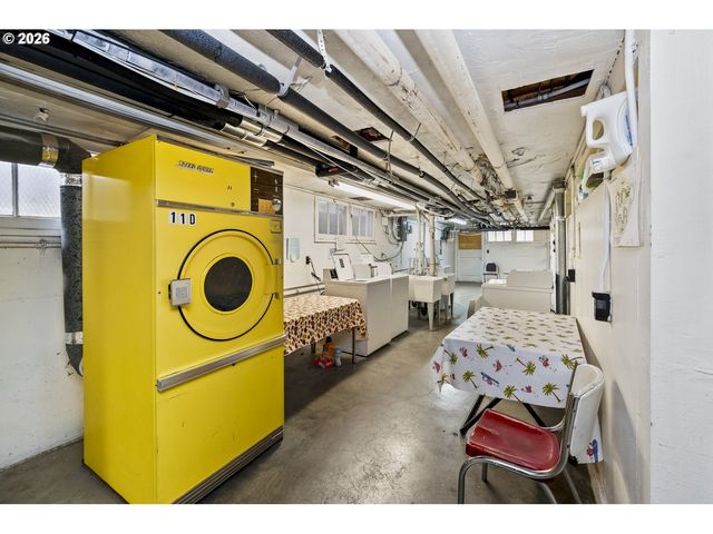 6923 Ne BROADWAY, Portland, OR 97213