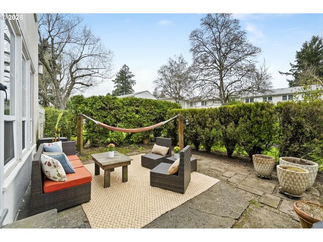 6923 Ne BROADWAY, Portland, OR 97213