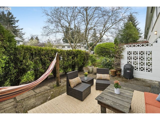 6923 Ne BROADWAY, Portland, OR 97213