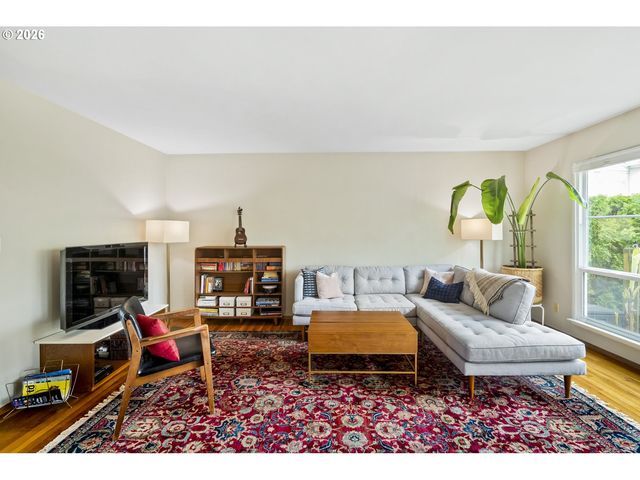 6923 Ne BROADWAY, Portland, OR 97213