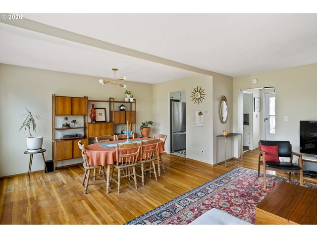 6923 Ne BROADWAY, Portland, OR 97213