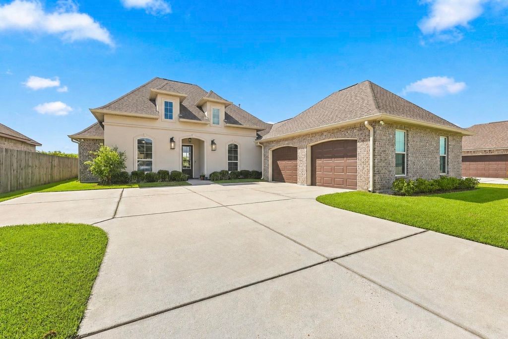 257 Royal Oak Dr, Thibodaux, LA 70301
