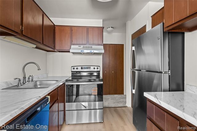 30268 Southfield Road 226, Southfield, MI 48076