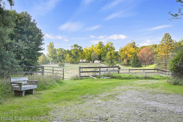 895 Rowe Road, Milford Charter Township, MI 48380