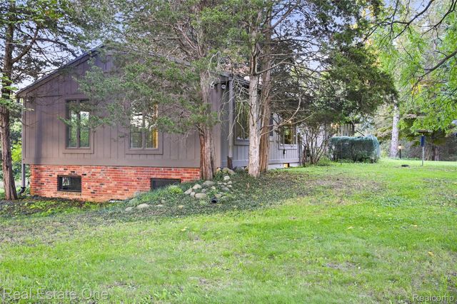 895 Rowe Road, Milford Charter Township, MI 48380
