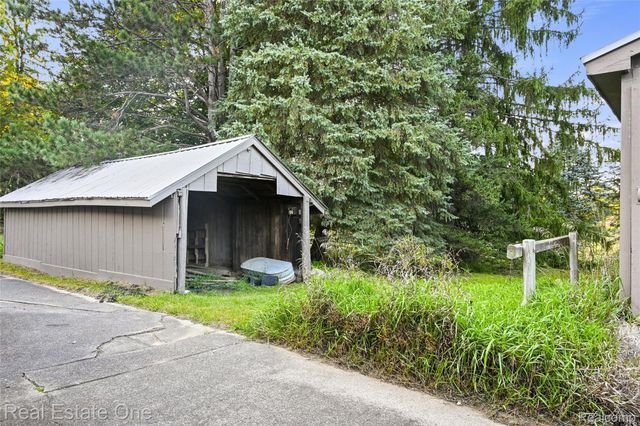 895 Rowe Road, Milford Charter Township, MI 48380