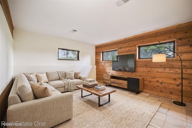 895 Rowe Road, Milford Charter Township, MI 48380
