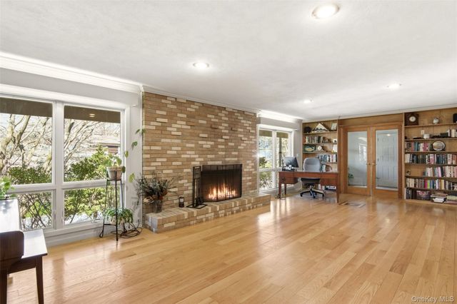 6 Laurel Way, Sea Cliff, NY 11579