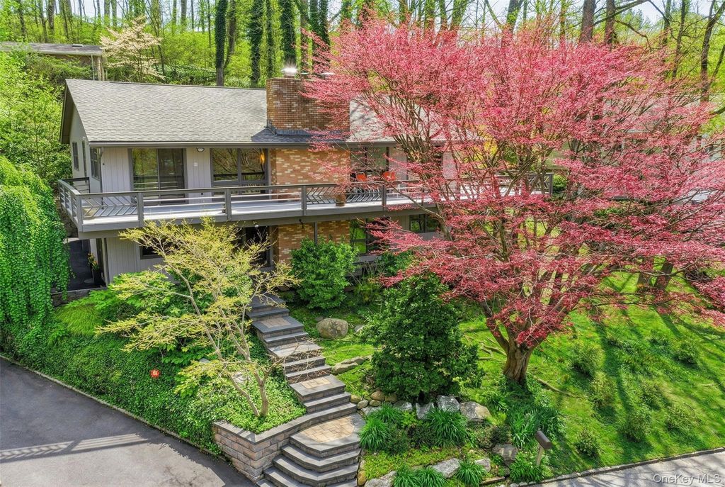 6 Laurel Way, Sea Cliff, NY 11579