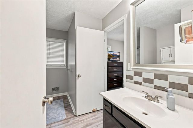 2206 S Park Avenue, Oak Grove, MO 64075