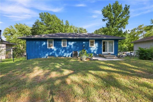 2206 S Park Avenue, Oak Grove, MO 64075