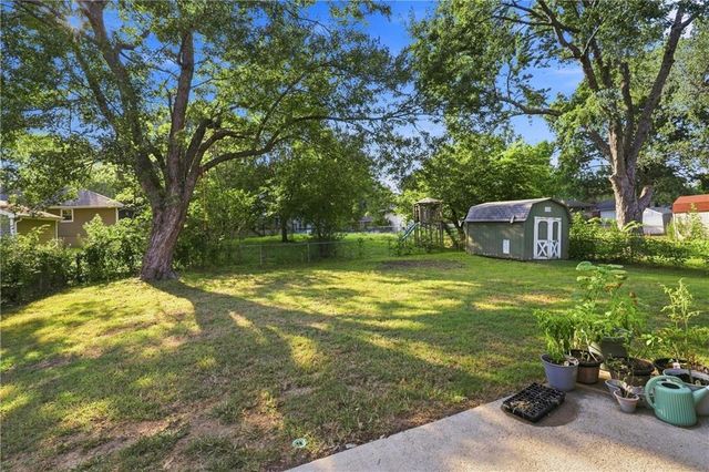 2206 S Park Avenue, Oak Grove, MO 64075