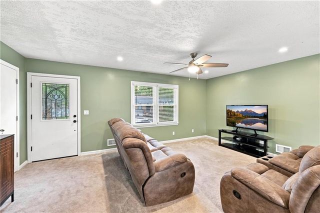 2206 S Park Avenue, Oak Grove, MO 64075