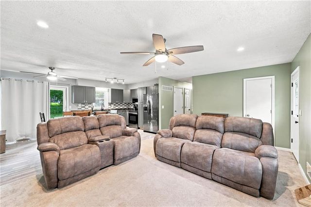 2206 S Park Avenue, Oak Grove, MO 64075
