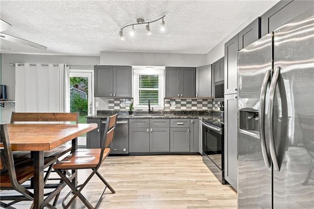 2206 S Park Avenue, Oak Grove, MO 64075