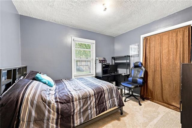 2206 S Park Avenue, Oak Grove, MO 64075