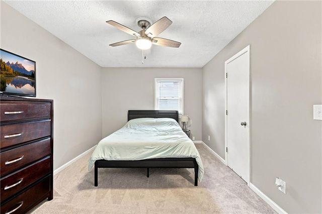 2206 S Park Avenue, Oak Grove, MO 64075