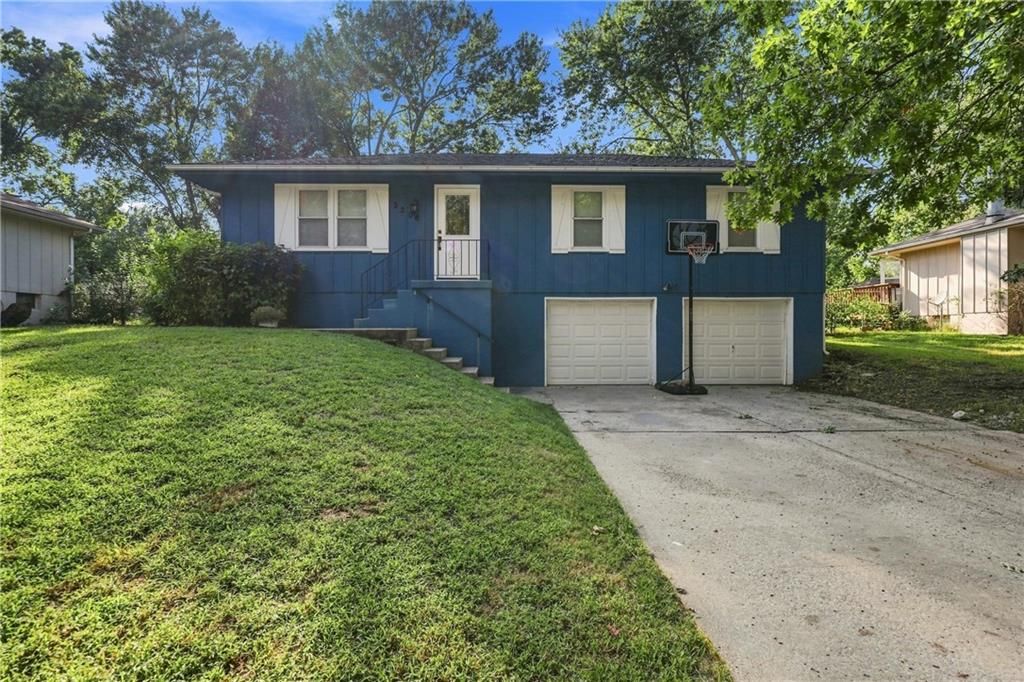 2206 S Park Avenue, Oak Grove, MO 64075