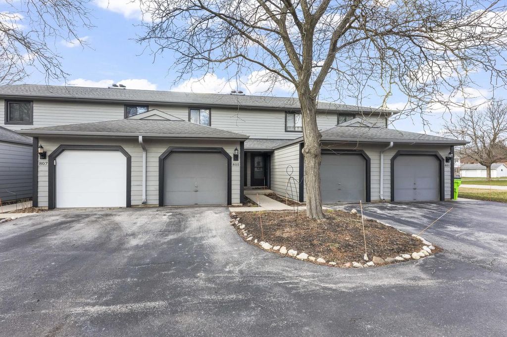 805 S Imperial DRIVE, Hartland, WI 53029