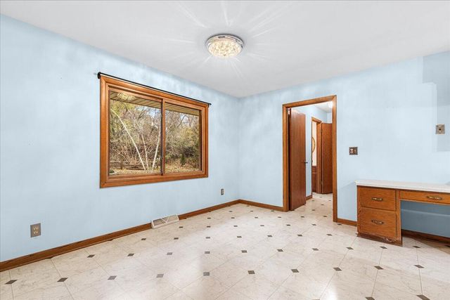 7525 N Redwood ROAD, Glendale, WI 53209