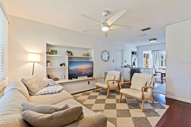 129 NW LINCOLN CIRCLE N, St Petersburg, FL 33702