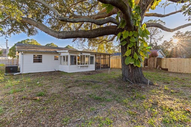 129 NW LINCOLN CIRCLE N, St Petersburg, FL 33702