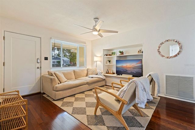 129 NW LINCOLN CIRCLE N, St Petersburg, FL 33702