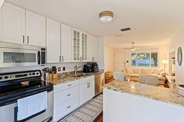 129 NW LINCOLN CIRCLE N, St Petersburg, FL 33702