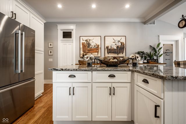 190 N Main Street, Zionsville, IN 46077