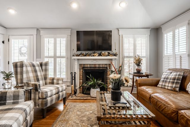 190 N Main Street, Zionsville, IN 46077