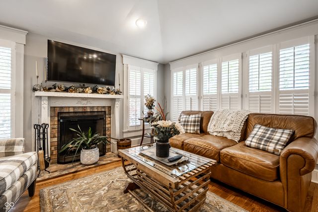 190 N Main Street, Zionsville, IN 46077