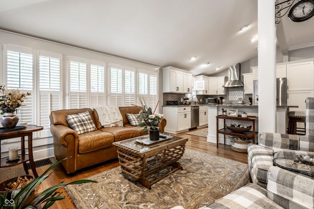 190 N Main Street, Zionsville, IN 46077