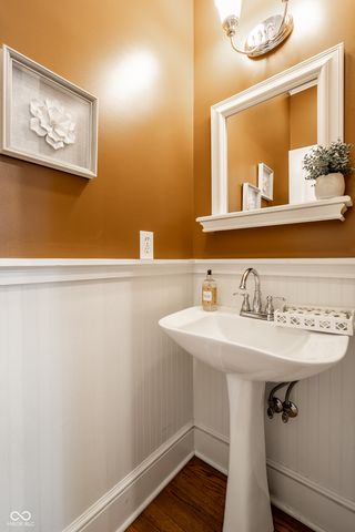 190 N Main Street, Zionsville, IN 46077
