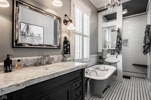 190 N Main Street, Zionsville, IN 46077