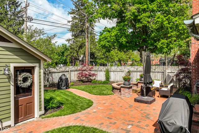 190 N Main Street, Zionsville, IN 46077