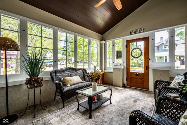 190 N Main Street, Zionsville, IN 46077