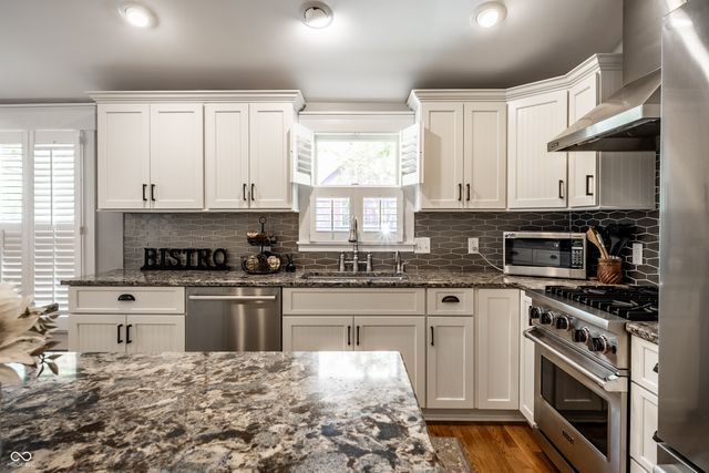 190 N Main Street, Zionsville, IN 46077