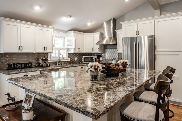 190 N Main Street, Zionsville, IN 46077