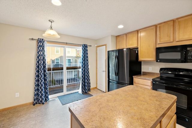 899 Ledgestone Drive, Mahtomedi, MN 55115