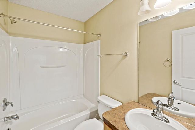 899 Ledgestone Drive, Mahtomedi, MN 55115