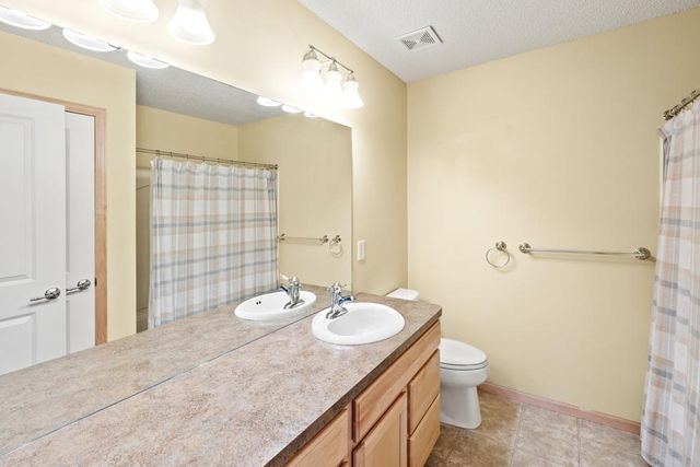 899 Ledgestone Drive, Mahtomedi, MN 55115