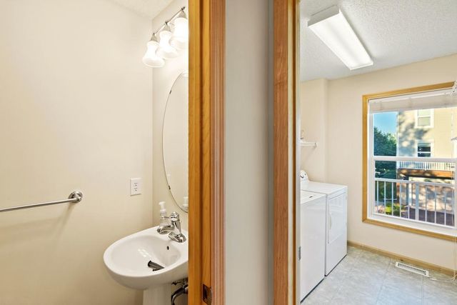 899 Ledgestone Drive, Mahtomedi, MN 55115