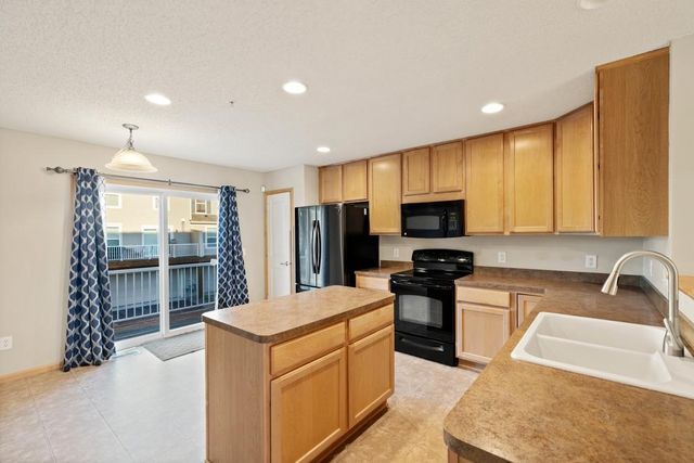 899 Ledgestone Drive, Mahtomedi, MN 55115