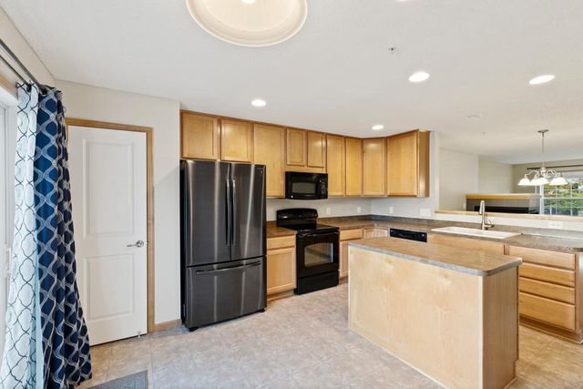 899 Ledgestone Drive, Mahtomedi, MN 55115