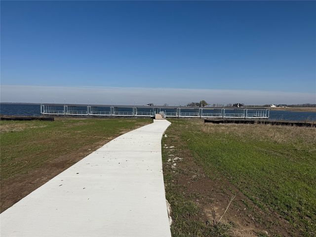 800 Shores Drive, Honey Grove, TX 75446