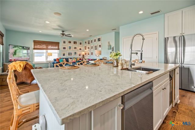 792 County Road 306 Road, Port Lavaca, TX 77979